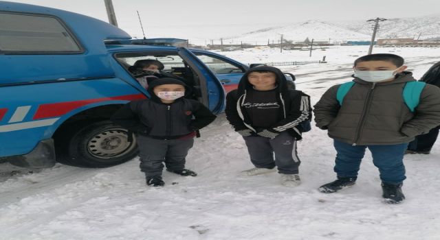 Kar ve tipide minibüste mahsur kalan öğrencileri okula jandarma yetiştirdi