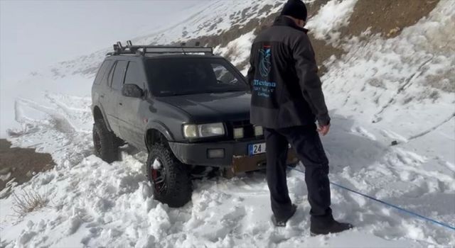 Araçları Kara Saplanınca Mahsur Kalan 3 Paraşütçü Kurtarıldı