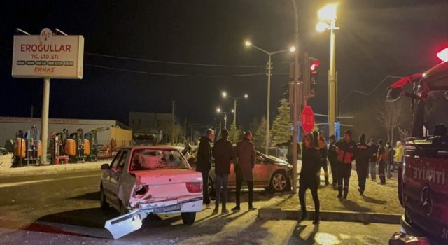 Niğde'de Zincirleme Trafik Kazasında 7 Kişi Yaralandı