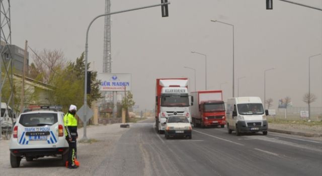 Kum Fırtınası Trafikte Aksamaya Neden Oldu