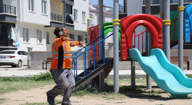 Dans ve Müzik Tutkunu Temizlik İşçisi Görevini Severek Yapıyor