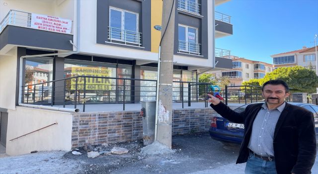 Apartmanın Elektrik Kablosunu Çalan Hırsıza Pankartlı Tepki