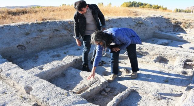 Aşıklı Höyük'te 5 Tahıl Ambarı Bulundu