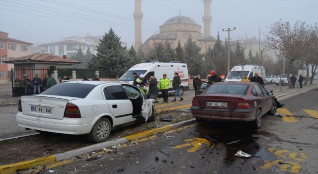 İki Otomobilin Çarpışması Sonucu 3 Kişi Yaralandı