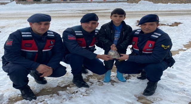 İlkokul Öğrencisi Ahmet Eymen, Kumbarasındaki Parayı Depremzedelere Bağışladı