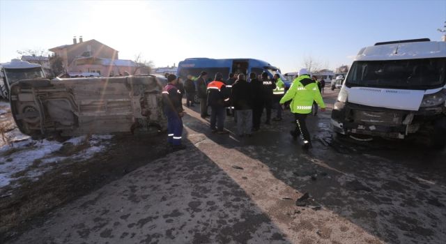 Kreş servisi ile hafif ticari aracın çarpışması sonucu 14 çocuk yaralandı