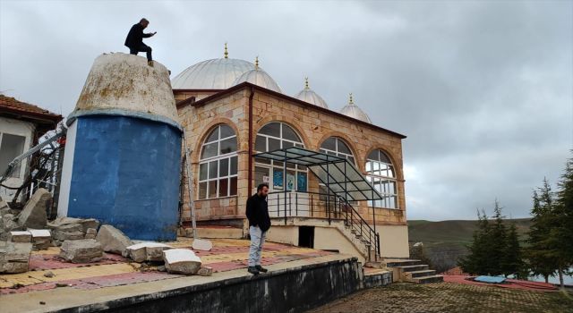 Fırtınada Cami Minaresinin Yıkılması Sonucu İmam Yaralandı