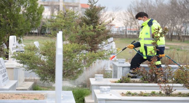 Kabristanda Bayram Temizliği Başladı