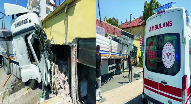 Lastiği Patlayan Tır Karşı Şeride Geçip Dükkana Daldı: 1 Ağır Yaralı