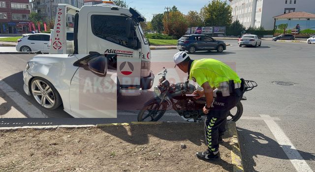 Motosiklet kavşaktan dönen otomobile çarptı: 1 yaralı