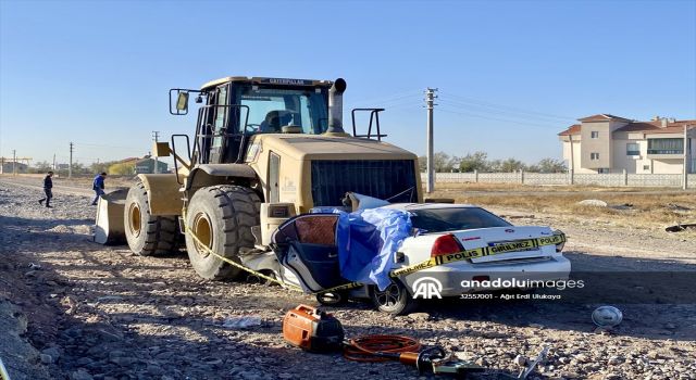 Park halindeki iş makinesine çarpan otomobilin sürücüsü öldü