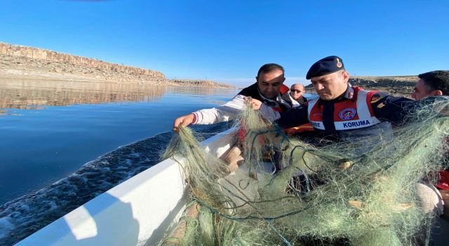 Jandarma Barajdan 500 Metre Ağ Topladı