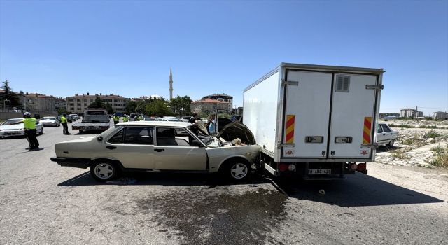Otomobil İle Kamyonetin Çarpıştığı Kazada 2 Kişi Yaralandı