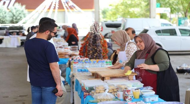 Bu Pazarda Her Şey El Emeği, Göz Nuru