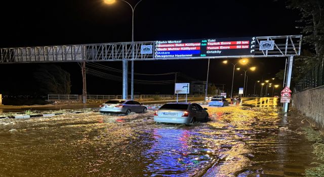 Aksaray'da Sağanak Su Baskınlarına Yol Açtı, Dolu Araçlara Hasar Verdi