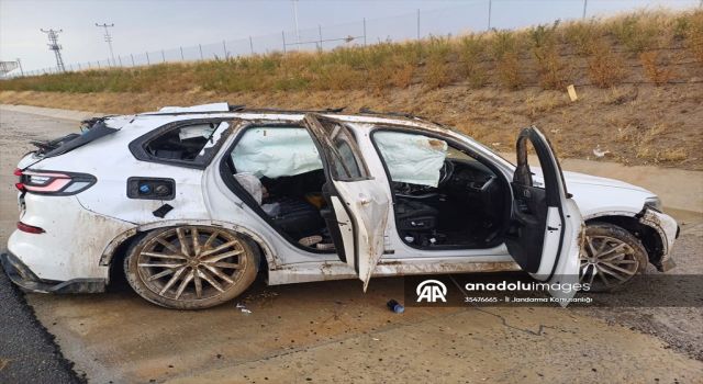 Bariyerlere çarpan otomobildeki 2 kişi öldü, 3 kişi yaralandı