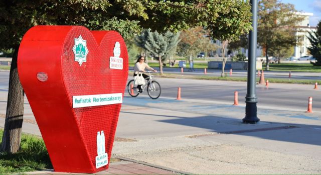 Aksaray Belediyesi, Aksaray Üniversitesi Bahçesine Dekoratif Pet Şişe Toplama Kafesleri Yerleştiriyor