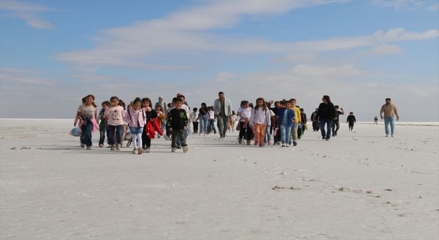 İlkokul Öğrencilerine Tuz Gölü'nü Görme İmkanı Sunuluyor