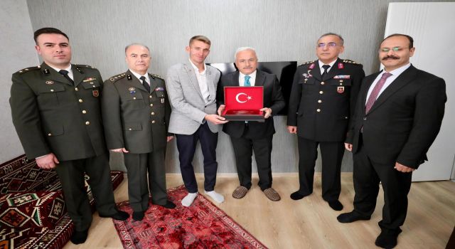 Kahramanların Rozetleri Vali Kumbuzoğlu’ndan