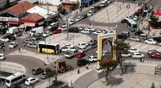 Balıkçı ve Fırın Önlerinde Trafik Çileye Dönüyor