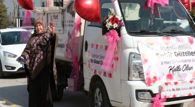 Her Gün Şehri Temizleyen Eller Bu Kez Kadınlara Gül Uzattı