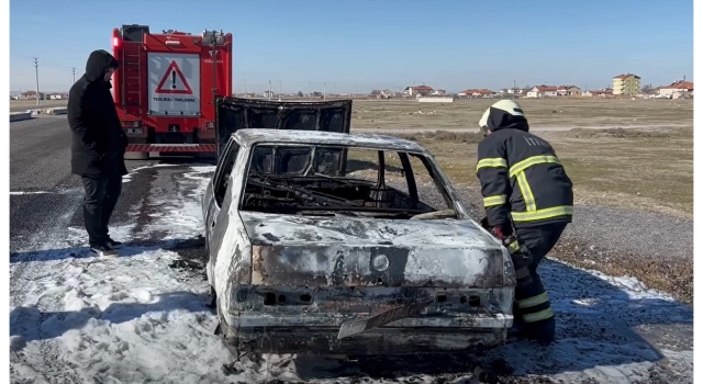 Seyir Halinde Yanmaya Başlayan Otomobil Metal Yığınına Döndü