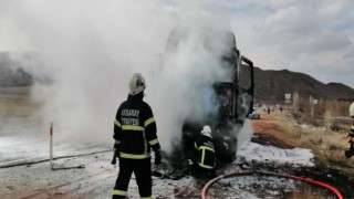 Seyir Halindeyken Yangın Çıkan Tırda Hasar Oluştu