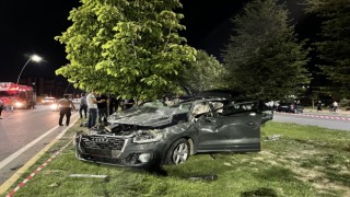 Refüjdeki Ağaçlara Çarpan Otomobilin Sürücüsü Öldü