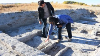 Aşıklı Höyük'te 5 Tahıl Ambarı Bulundu