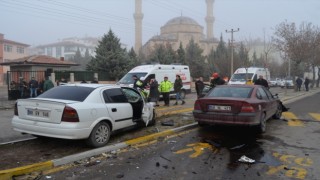 İki Otomobilin Çarpışması Sonucu 3 Kişi Yaralandı