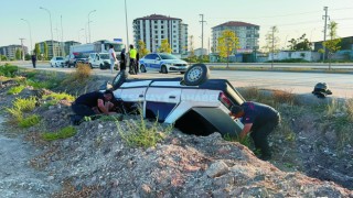 Takla Atıp Hurdaya Dönen Araçtan Burnu Dahi Kanamadan Kurtuldu