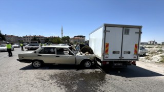 Otomobil İle Kamyonetin Çarpıştığı Kazada 2 Kişi Yaralandı