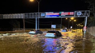 Aksaray'da Sağanak Su Baskınlarına Yol Açtı, Dolu Araçlara Hasar Verdi