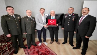 Kahramanların Rozetleri Vali Kumbuzoğlu’ndan