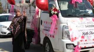 Her Gün Şehri Temizleyen Eller Bu Kez Kadınlara Gül Uzattı